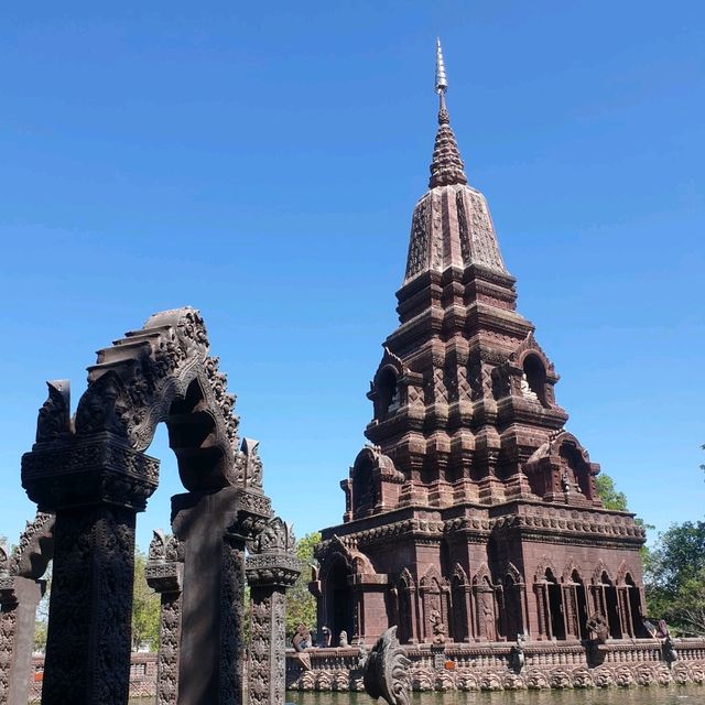 เจดีย์ขอมโบราณกลางน้ำ 🛕 หนึ่งเดียวในไทย
