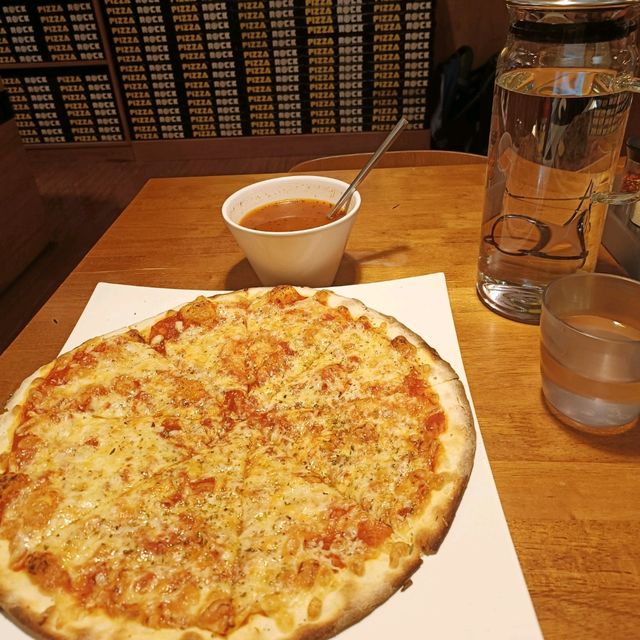 覺得好吃一直來~pizza rock 一個人吃12吋紐約披薩+一碗義式蔬菜湯