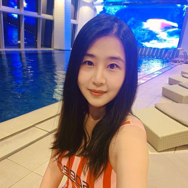 擁有絕美動畫泳池的香港麗思卡爾頓酒店   