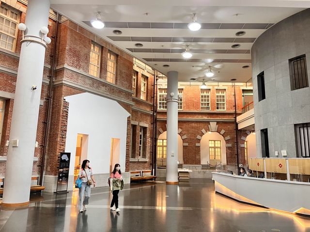 國立台灣文學館 - 西日式的氣派建築