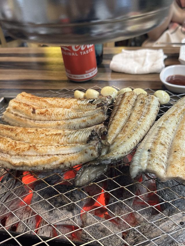 🇰🇷首爾弘大｜新鮮原條炭燒鰻魚🐟