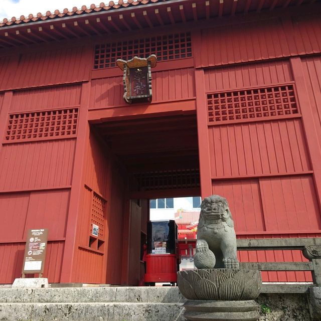 沖縄最大の観光名所の一つ「首里城」