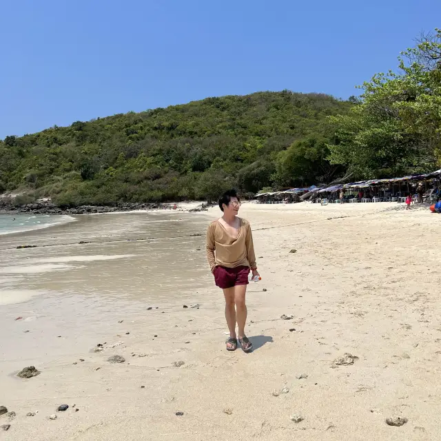 หาดนวล เกาะล้าน วิวเขาโอบชายหาดดูสวยงาม