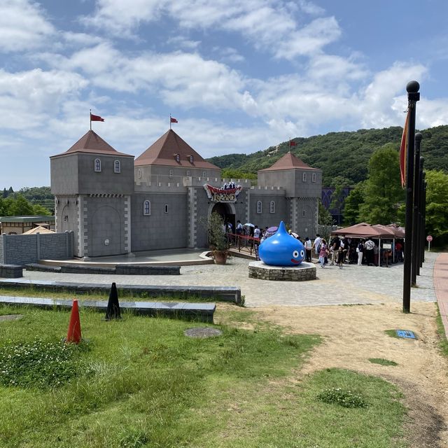 淡路島！ニジゲンノモリで土産買うならドラクエ無料エリアで買えるたまねぎスライム肩叩き棒（皮あり）が可愛くておすすめ！