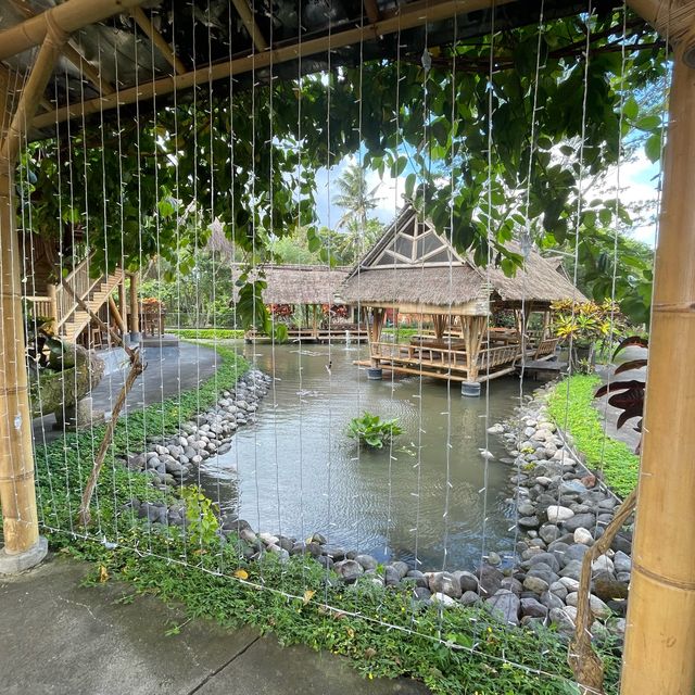 Bale udang 水上餐廳，悠閒的用餐，價位稍高，但很值得