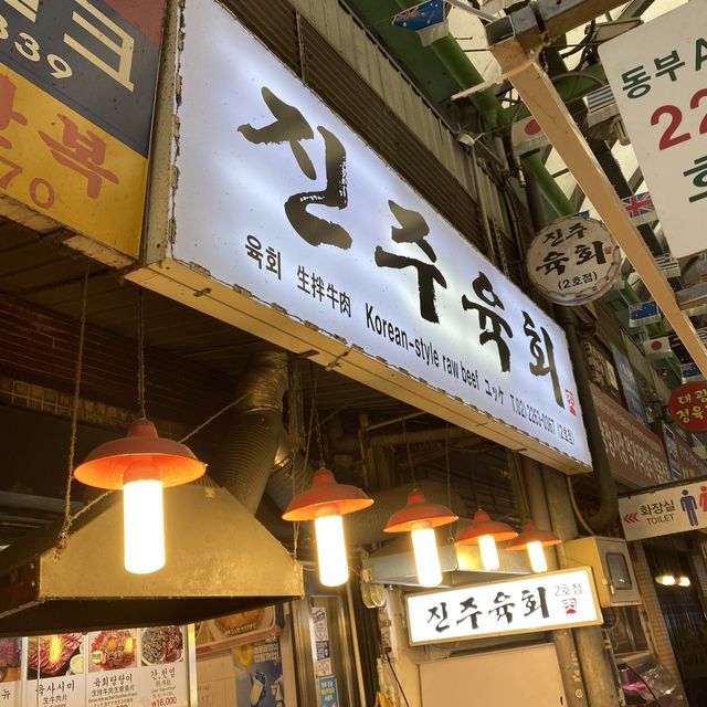 ソウル「広蔵市場」名物の刺身三昧(ユッケ、生レバー、センマイ、テナガタコ)