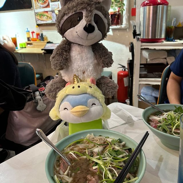 濛仔在越南餐廳相遇企鵝朋友🐧