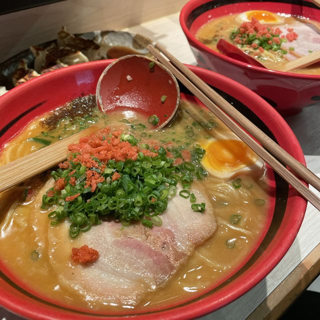 香港尖沙咀｜維港夜景配一幻濃蝦湯拉麵🍜