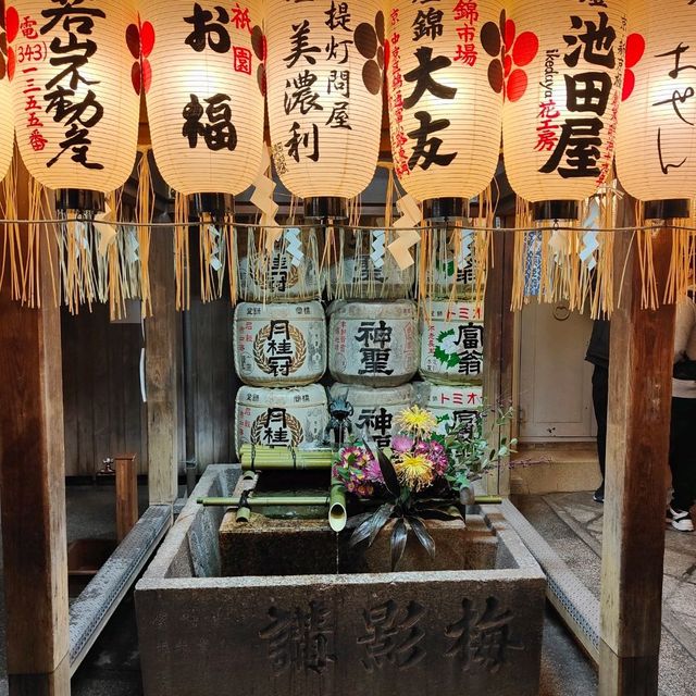 隱藏於京都最熱鬧商店街的神社