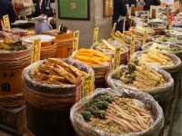 Nishiki Market (錦市場, Nishiki Ichiba)