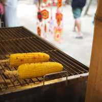 ตลาดโอ๊ะป่อย - บรรยากาศ อาหาร และลำธาร 