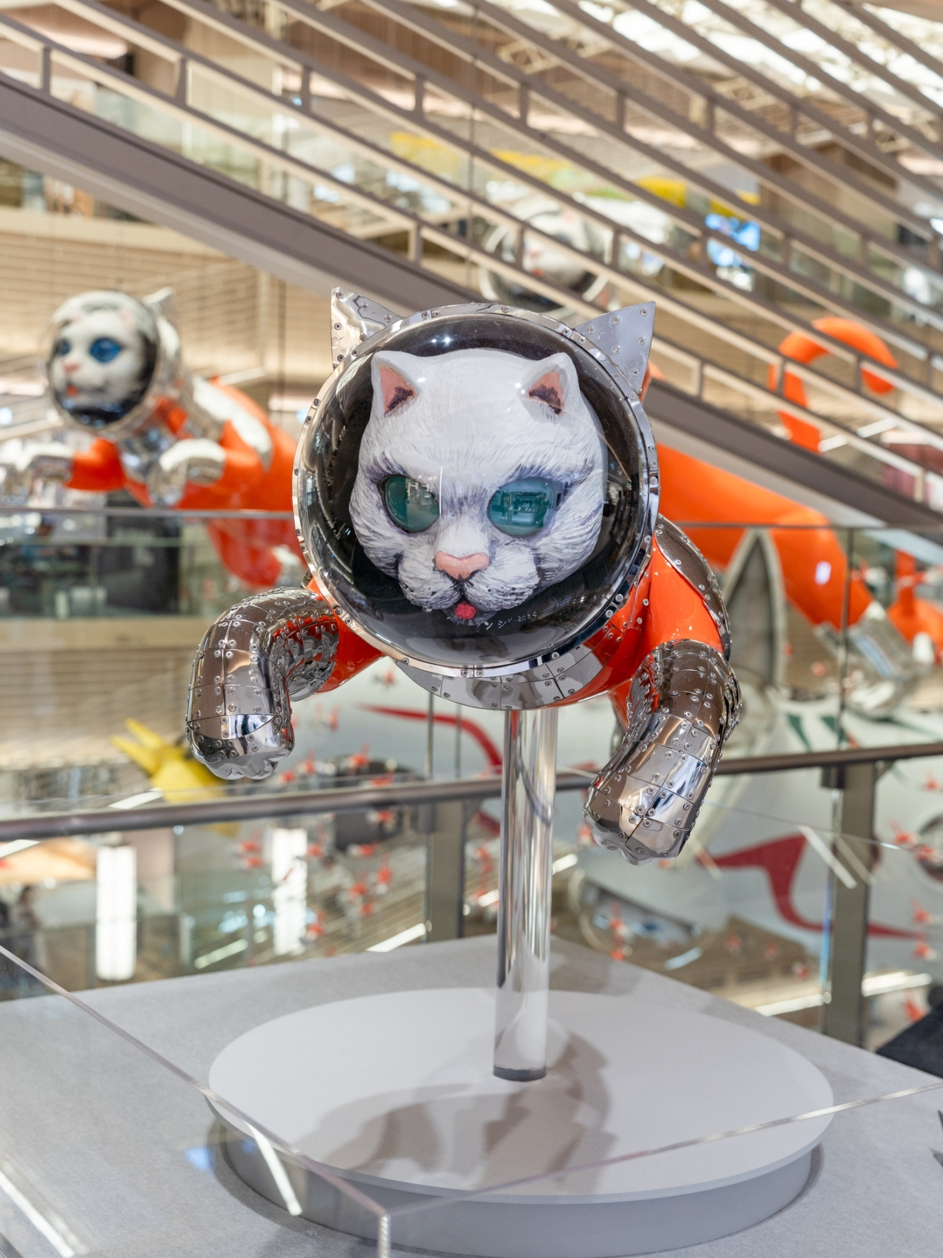 Amazon.co.jp: 宇宙人、猫と住む : み・ちこ: 本
