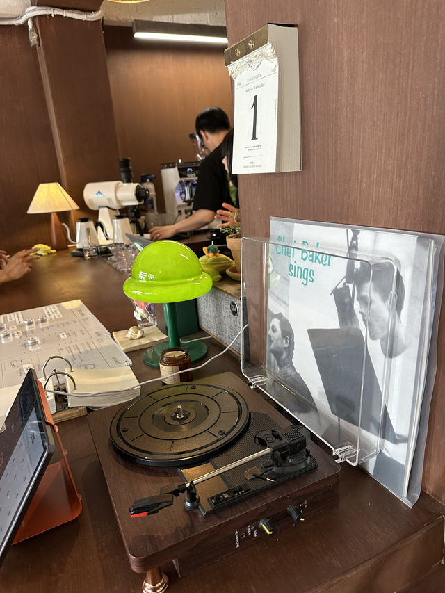 모던하고 감각적인 실내공간에서 🍮 귀여운 거북이를 닮은 디저트를 즐기실 수 있는 용산구 실내데이트 명소