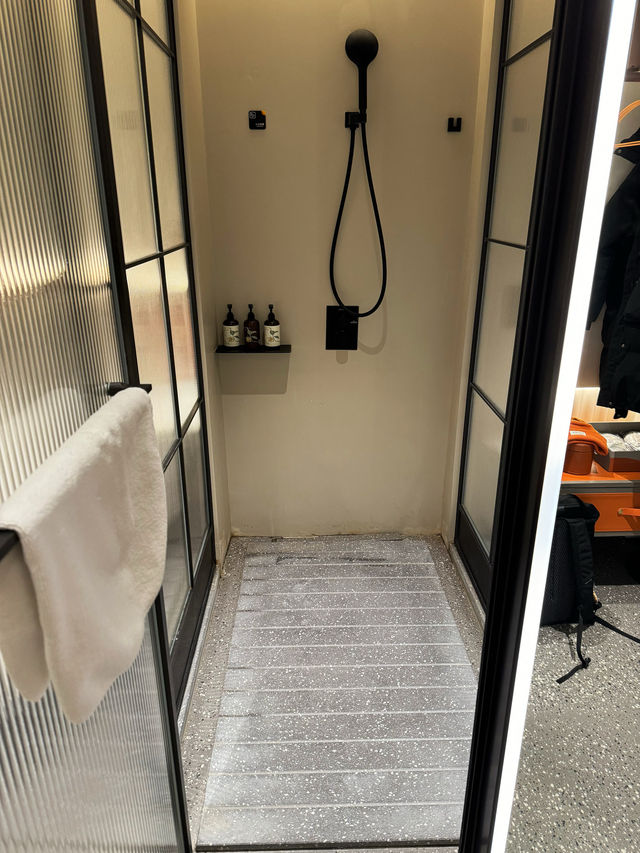🏢 Hotel with Small entrance