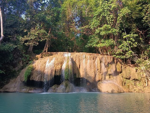 แช่น้ำเย็นๆ ที่น้ำตกเอราวัณ