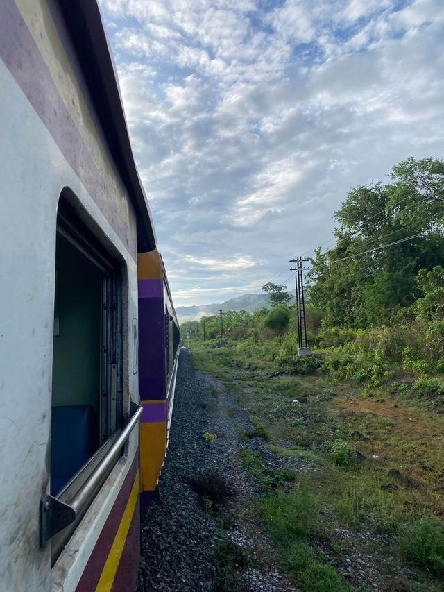 นั่งรถไฟไปเชียงใหม่ด้วยกันมั้ย 🚃⛰️🌧️🌳
