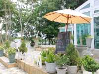 จิบกาแฟริมทะเลสาบที่ Sunset Lagoon 