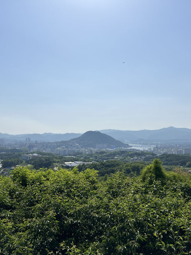 春川の九峰山。まさにギリシャ風のカフェ「サントリーニ」