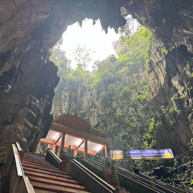 วัดถ้ำบาตู (BATU CAVES) ศาสนสถานฮินดูอันศักดิ์สิทธิ์