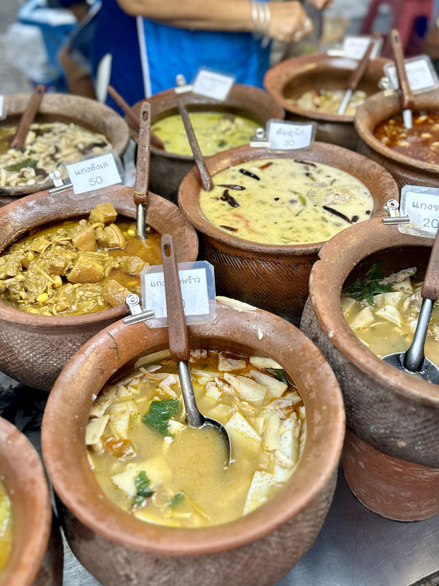 เป็นถนนคนเดินเล็กๆ🥬อุดหนุนชาวบ้านอย่างแท้จริง