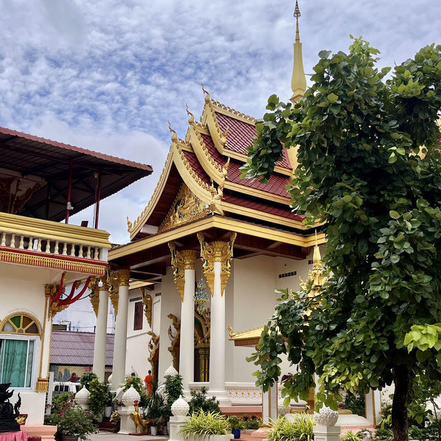 🕌 Exploring the Tranquil Wat Ong Teu in Vientiane, Laos! ✨