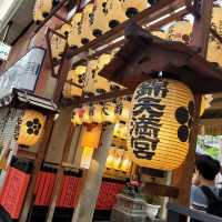 京都景點｜隱身商店街能增長學問智慧、金牛求財富—錦天滿宮