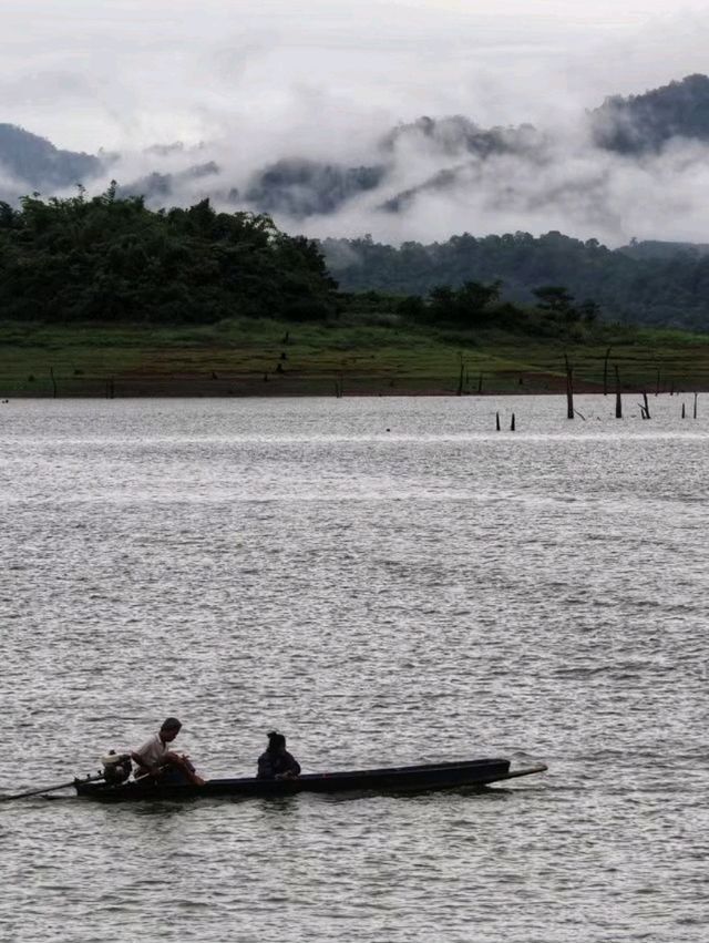 ล่องเรือชมเมืองเก่าสังขละบุรี