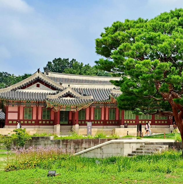 Palace of Serenity: Changdeokgung's Majestic Charm