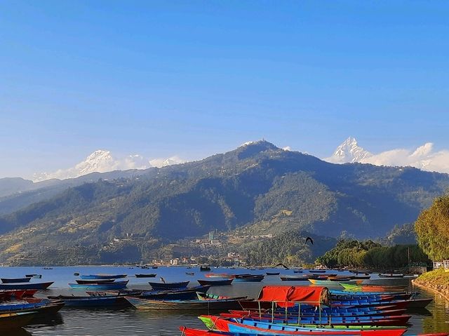 「博卡拉費瓦湖畔街道雪山🏔️魚尾峰美景，見到就會好運降臨」