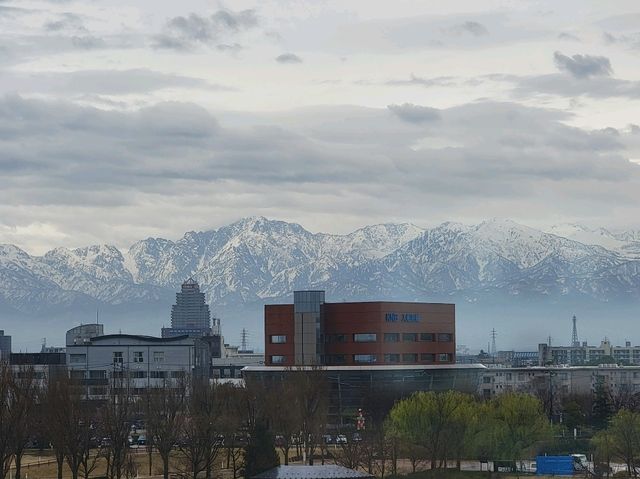 富山最美的不只星巴克 還有後面綿延的山峰