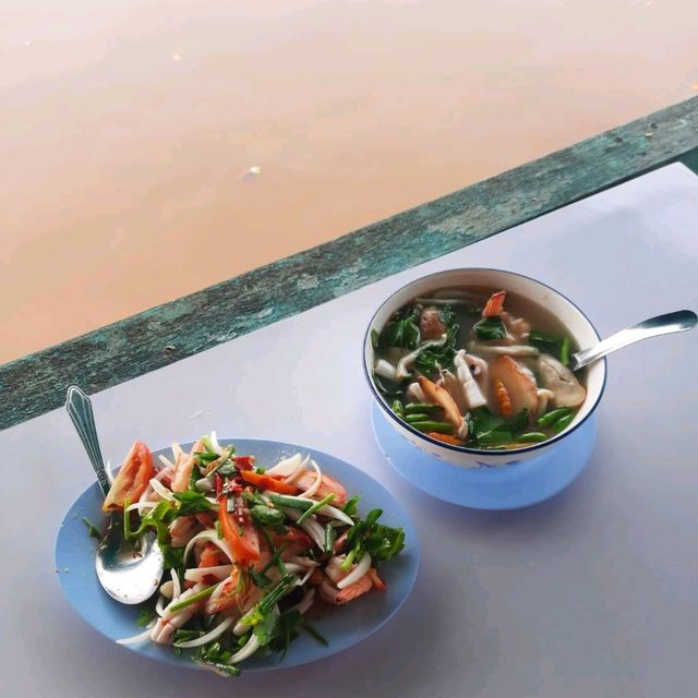 ร้านอาหารวิวดี ป้ายรอบร้านแปลกดี