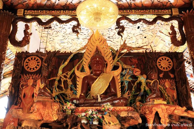 อุโบสถรากไม้ แห่งบ้านไร่ อุทัยธานี