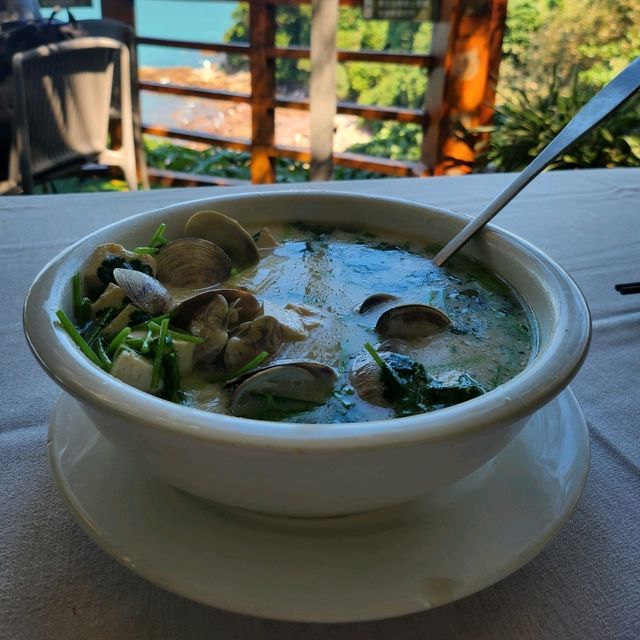 探索深圳南澳的一天：美人魚拍攝地與懸崖海景餐廳的美食之旅