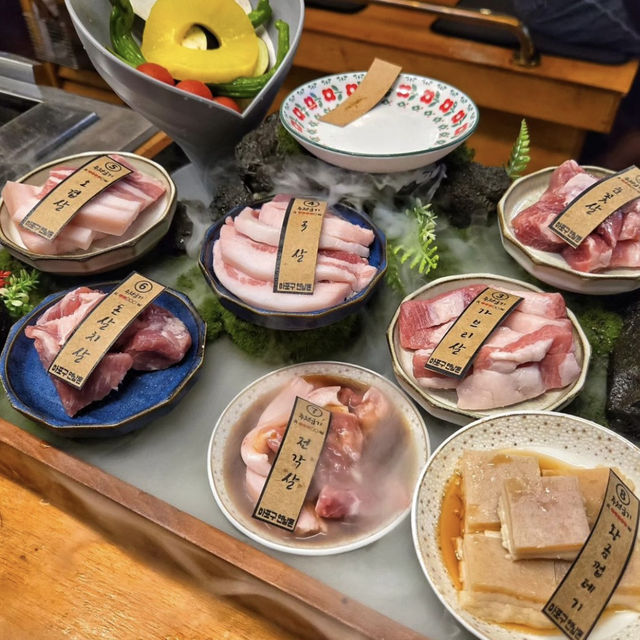 【韓国】見た目も豪華🌟 8種類のサムギョプサルセットが食べれるお店