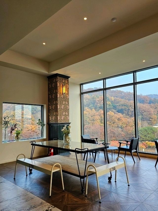 호텔 느낌의 인테리어에 통 창으로 보이는, 확 트인 ! 뷰 맛집