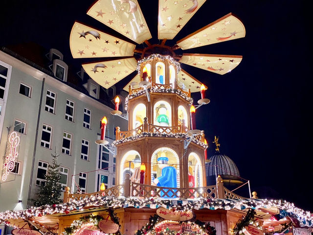 ตลาดคริสต์มาสที่เดรสเดิน (Dresden) เยอรมัน