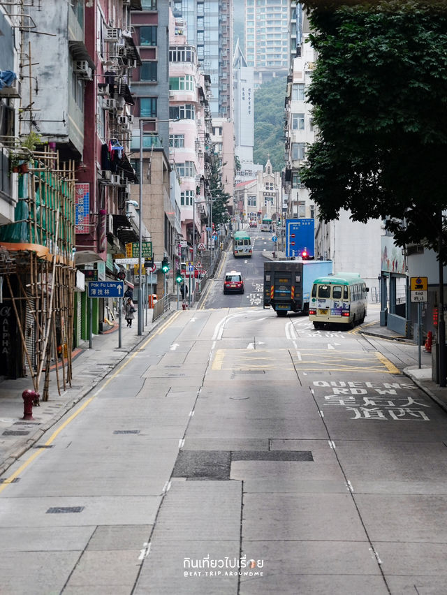 เช้าวันศุกร์แสนสงบในย่าน Wan Chai ฮ่องกงในวันหยุด