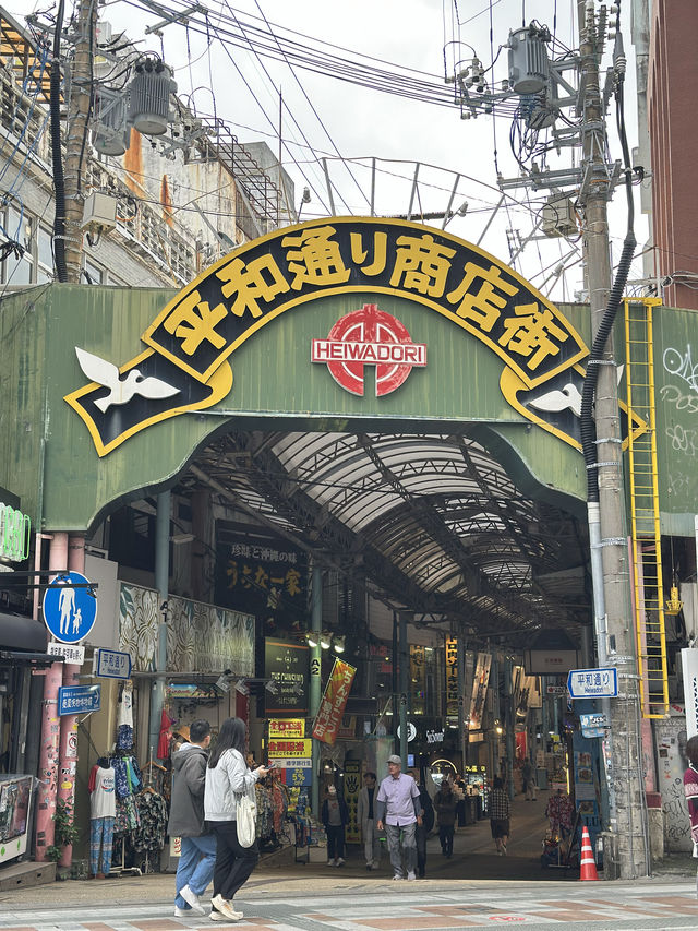 🌺 沖縄の魅力が詰まったストリート：国際通り 🛍️
