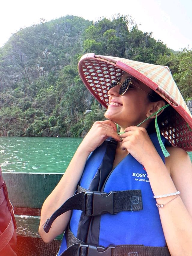 🌅 Enjoy an Awesome Sunset in Ha Long Bay! 🚢