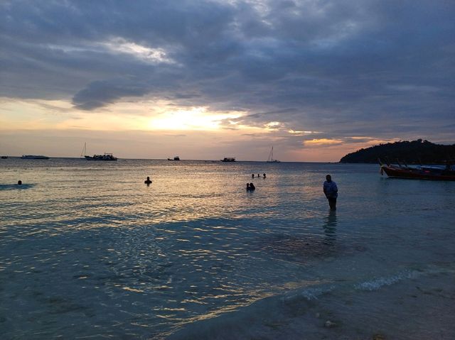 泰國麗貝島遊客最少的日落欣賞海灘:麗貝宮海灘，海邊寺廟建築