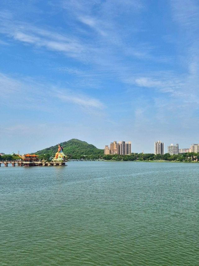 가오슝의 도심 속 호수 : Zuoying Lotus Pond🏝