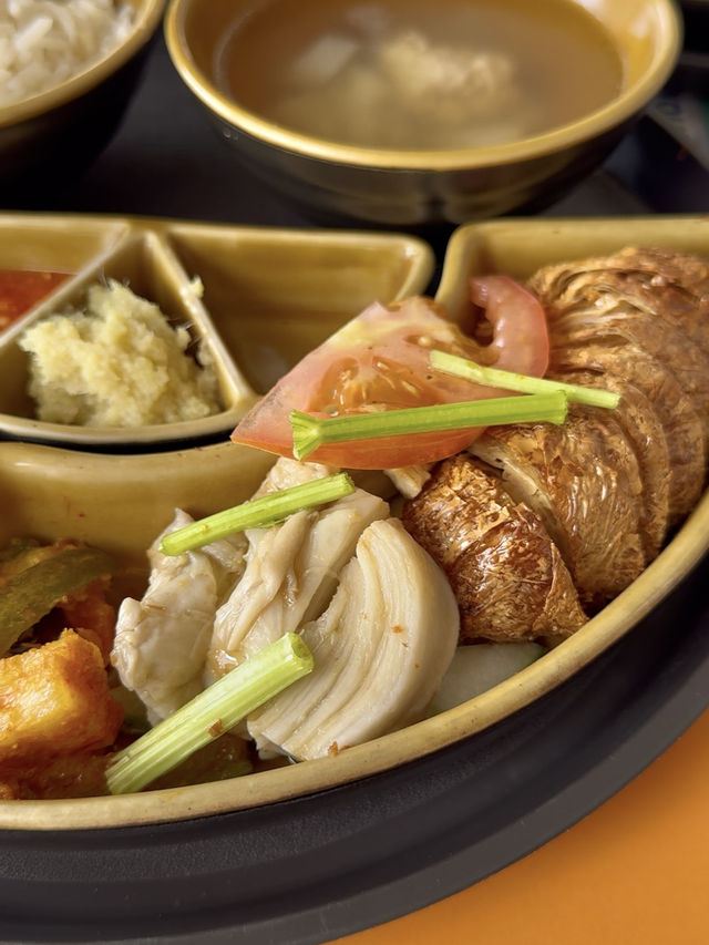 This Vegetarian Chicken Rice is So Realistic, You Won’t Believe It’s Meat-Free