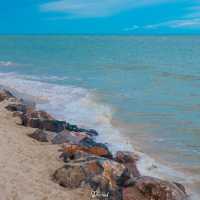 หนีร้อนไปนอนฟังเสียงคลื่นที่หาดเจ้าสำราญ 🌊☀️  