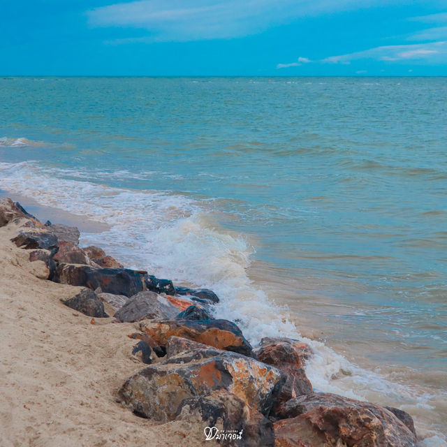 หนีร้อนไปนอนฟังเสียงคลื่นที่หาดเจ้าสำราญ 🌊☀️  