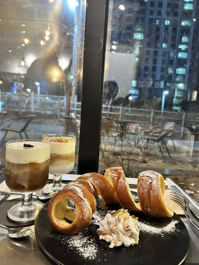동유럽 간식인 굴뚝빵을 먹을 수 있는 군산 카페