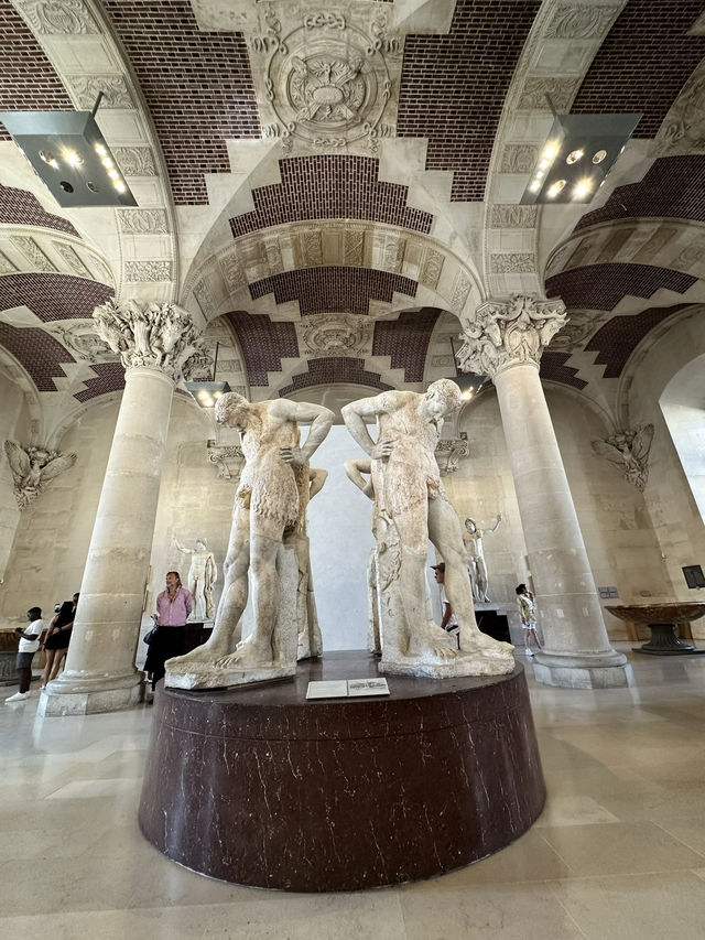 Musée du Louvre: A Parisian Dream! 🏛️🌟