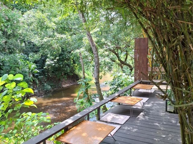 บ้านเขากอด ร้านอาหารริมลำธาร ในคีรีวง