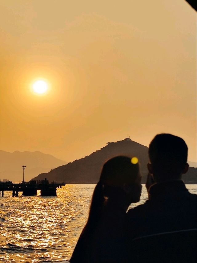 Sunset in Hong Kong is pure magic - Skyscrapers glow and the sky burns gold