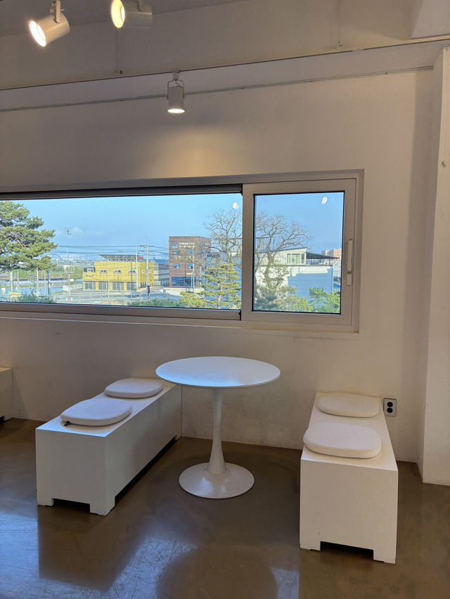 무드있는 야외 장소에서 커피데이트🤩
