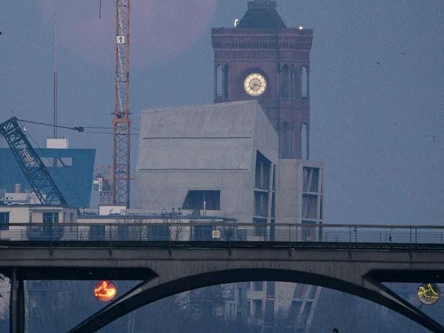 Oberbaum Bridge: Berlin's Iconic Link Between Past and Present